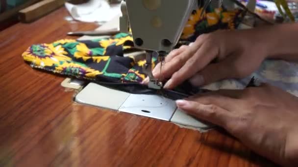 Mão Alguém Está Coser Uma Camisa — Vídeo de Stock