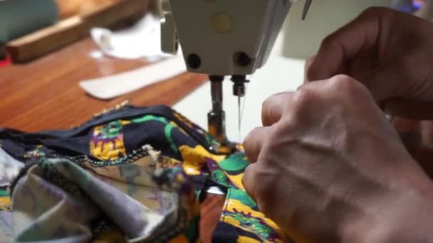 Mão Alguém Está Coser Uma Camisa — Vídeo de Stock