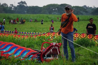 Endonezya Uçurtma Festivali. Endonezya 'da bir sürü uçurtma vardır, Gapangan, batik arsir, Naga gibi..