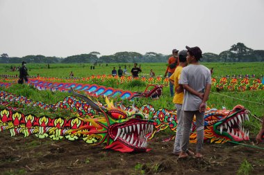 Endonezya Uçurtma Festivali. Endonezya 'da bir sürü uçurtma vardır, Gapangan, batik arsir, Naga gibi..