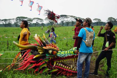 Endonezya Uçurtma Festivali. Endonezya 'da bir sürü uçurtma vardır, Gapangan, batik arsir, Naga gibi..