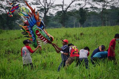 Endonezya Uçurtma Festivali. Endonezya 'da bir sürü uçurtma vardır, Gapangan, batik arsir, Naga gibi..