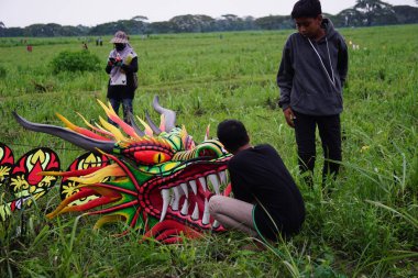 Endonezya Uçurtma Festivali. Endonezya 'da bir sürü uçurtma vardır, Gapangan, batik arsir, Naga gibi..
