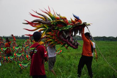 Endonezya Uçurtma Festivali. Endonezya 'da bir sürü uçurtma vardır, Gapangan, batik arsir, Naga gibi..