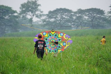 Endonezya Uçurtma Festivali. Endonezya 'da bir sürü uçurtma vardır, Gapangan, batik arsir, Naga gibi..