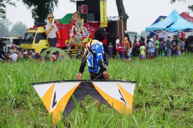 Endonezya Uçurtma Festivali. Endonezya 'da bir sürü uçurtma vardır, Gapangan, batik arsir, Naga gibi..
