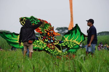 Endonezya Uçurtma Festivali. Endonezya 'da bir sürü uçurtma vardır, Gapangan, batik arsir, Naga gibi..