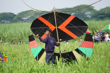 Endonezya Uçurtma Festivali. Endonezya 'da bir sürü uçurtma vardır, Gapangan, batik arsir, Naga gibi.