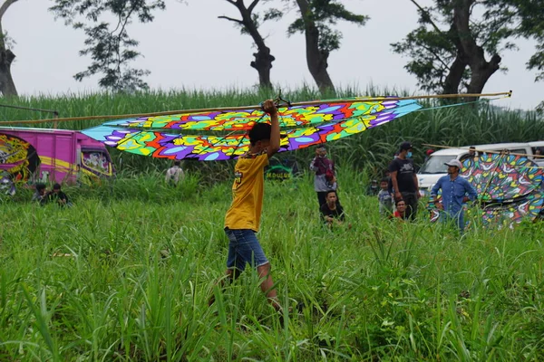 Endonezya Uçurtma Festivali. Endonezya 'da bir sürü uçurtma vardır, Gapangan, batik arsir, Naga gibi..