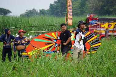 Endonezya Uçurtma Festivali. Endonezya 'da bir sürü uçurtma vardır, Gapangan, batik arsir, Naga gibi.