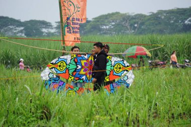 Endonezya Uçurtma Festivali. Endonezya 'da bir sürü uçurtma vardır, Gapangan, batik arsir, Naga gibi.