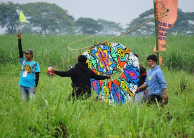Endonezya Uçurtma Festivali. Endonezya 'da bir sürü uçurtma vardır, Gapangan, batik arsir, Naga gibi.