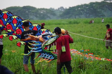 Endonezya Uçurtma Festivali. Endonezya 'da bir sürü uçurtma vardır, Gapangan, batik arsir, Naga gibi.