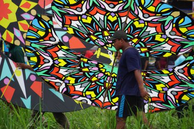 Endonezya Uçurtma Festivali. Endonezya 'da bir sürü uçurtma vardır, Gapangan, batik arsir, Naga gibi.