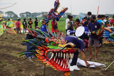 Endonezya Uçurtma Festivali. Endonezya 'da bir sürü uçurtma vardır, Gapangan, batik arsir, Naga gibi.