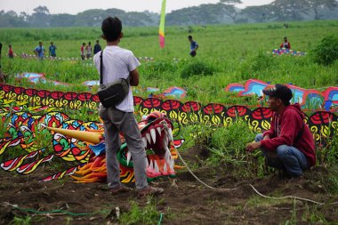 Endonezya Uçurtma Festivali. Endonezya 'da bir sürü uçurtma vardır, Gapangan, batik arsir, Naga gibi.
