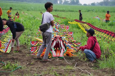 Endonezya Uçurtma Festivali. Endonezya 'da bir sürü uçurtma vardır, Gapangan, batik arsir, Naga gibi.