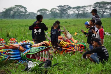 Endonezya Uçurtma Festivali. Endonezya 'da bir sürü uçurtma vardır, Gapangan, batik arsir, Naga gibi.