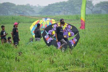 Endonezya Uçurtma Festivali. Endonezya 'da bir sürü uçurtma vardır, Gapangan, batik arsir, Naga gibi.