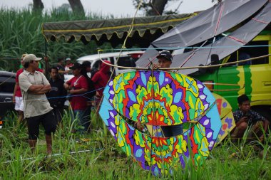 Endonezya Uçurtma Festivali. Endonezya 'da bir sürü uçurtma vardır, Gapangan, batik arsir, Naga gibi.