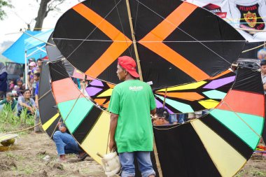 Endonezya Uçurtma Festivali. Endonezya 'da Gapangan, tren Naga, batik arsir ve benzerleri gibi birçok uçurtma türü vardır.