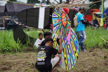 Endonezya Uçurtma Festivali. Endonezya 'da Gapangan, tren Naga, batik arsir ve benzerleri gibi birçok uçurtma türü vardır.
