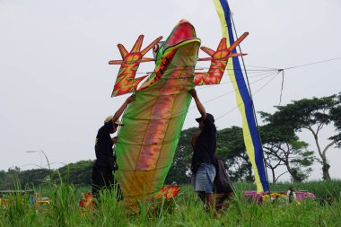 Endonezya Uçurtma Festivali. Endonezya 'da Gapangan, tren Naga, batik arsir ve benzerleri gibi birçok uçurtma türü vardır.