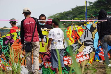 Endonezya Uçurtma Festivali. Endonezya 'da Gapangan, tren Naga, batik arsir ve benzerleri gibi birçok uçurtma türü vardır.