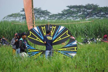 Endonezya Uçurtma Festivali. Endonezya 'da Gapangan, tren Naga, batik arsir ve benzerleri gibi birçok uçurtma türü vardır.
