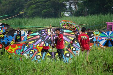 Endonezya Uçurtma Festivali. Endonezya 'da Gapangan, tren Naga, batik arsir ve benzerleri gibi birçok uçurtma türü vardır.