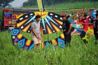 Endonezya Uçurtma Festivali. Endonezya 'da Gapangan, tren Naga, batik arsir ve benzerleri gibi birçok uçurtma türü vardır.
