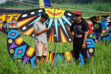 Endonezya Uçurtma Festivali. Endonezya 'da Gapangan, tren Naga, batik arsir ve benzerleri gibi birçok uçurtma türü vardır.