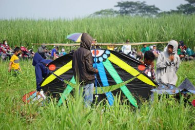 Endonezya Uçurtma Festivali. Endonezya 'da Gapangan, tren Naga, batik arsir ve benzerleri gibi birçok uçurtma türü vardır.
