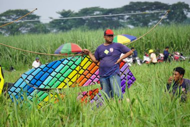 Endonezya Uçurtma Festivali. Endonezya 'da Gapangan, tren Naga, batik arsir ve benzerleri gibi birçok uçurtma türü vardır.