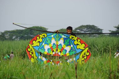 Endonezya Uçurtma Festivali. Endonezya 'da Gapangan, tren Naga, batik arsir ve benzerleri gibi birçok uçurtma türü vardır.