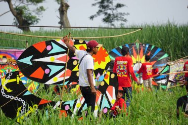 Endonezya Uçurtma Festivali. Endonezya 'da Gapangan, tren Naga, batik arsir ve benzerleri gibi birçok uçurtma türü vardır.