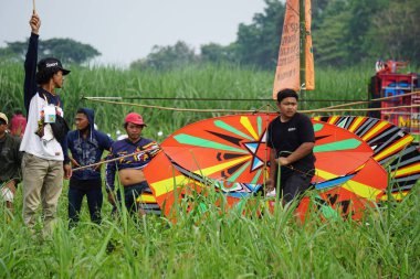 Endonezya Uçurtma Festivali. Endonezya 'da Gapangan, tren Naga, batik arsir ve benzerleri gibi birçok uçurtma türü vardır.