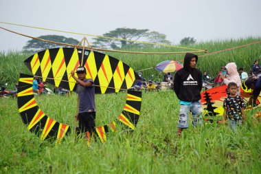 Endonezya Uçurtma Festivali. Endonezya 'da Gapangan, tren Naga, batik arsir ve benzerleri gibi birçok uçurtma türü vardır.