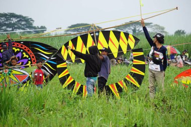 Endonezya Uçurtma Festivali. Endonezya 'da Gapangan, tren Naga, batik arsir ve benzerleri gibi birçok uçurtma türü vardır.