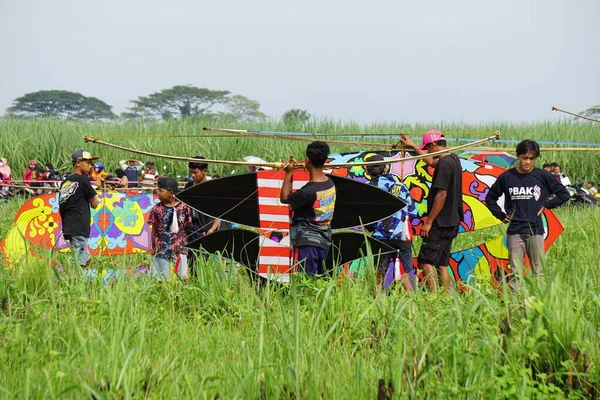 Endonezya Uçurtma Festivali Endonezya Gapangan Tren Naga Batik Arsir Benzerleri — Stok fotoğraf