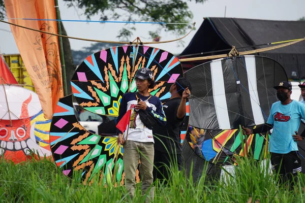 Endonezya Uçurtma Festivali Endonezya Gapangan Tren Naga Batik Arsir Benzerleri — Stok fotoğraf