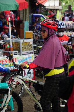 Bazı insanlar açık havada birlikte dans edip egzersiz yaparlar.