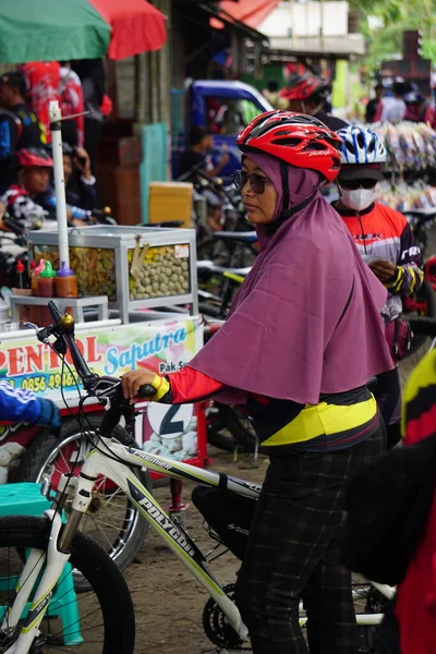 Bazı insanlar açık havada birlikte dans edip egzersiz yaparlar.