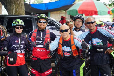 Bazı insanlar açık havada birlikte dans edip egzersiz yaparlar.