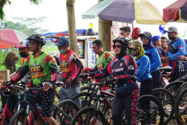 Bazı insanlar açık havada birlikte dans edip egzersiz yaparlar.