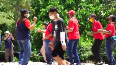 Bazı insanlar açık havada birlikte dans edip egzersiz yaparlar.