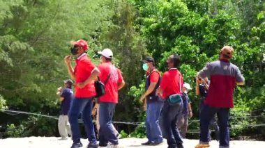 Bazı insanlar açık havada birlikte dans edip egzersiz yaparlar.