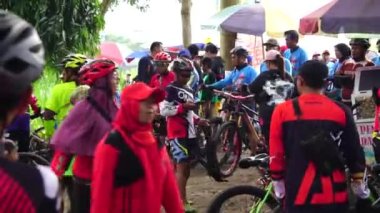 Bazı insanlar açık havada birlikte dans edip egzersiz yaparlar.