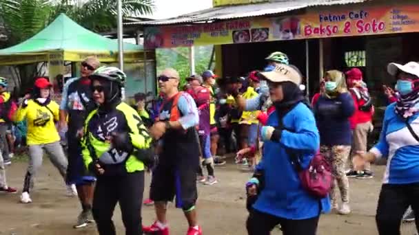 Bazı Insanlar Açık Havada Birlikte Dans Edip Egzersiz Yaparlar — Stok video