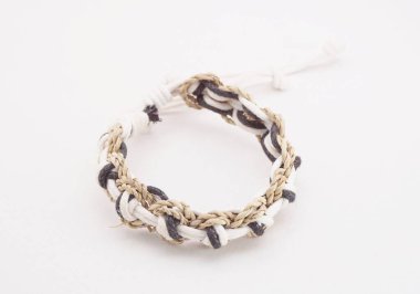 Beyaz arka planda izole bir etnik bilezik. Bilezik çeşitli iplerden yapılmış.